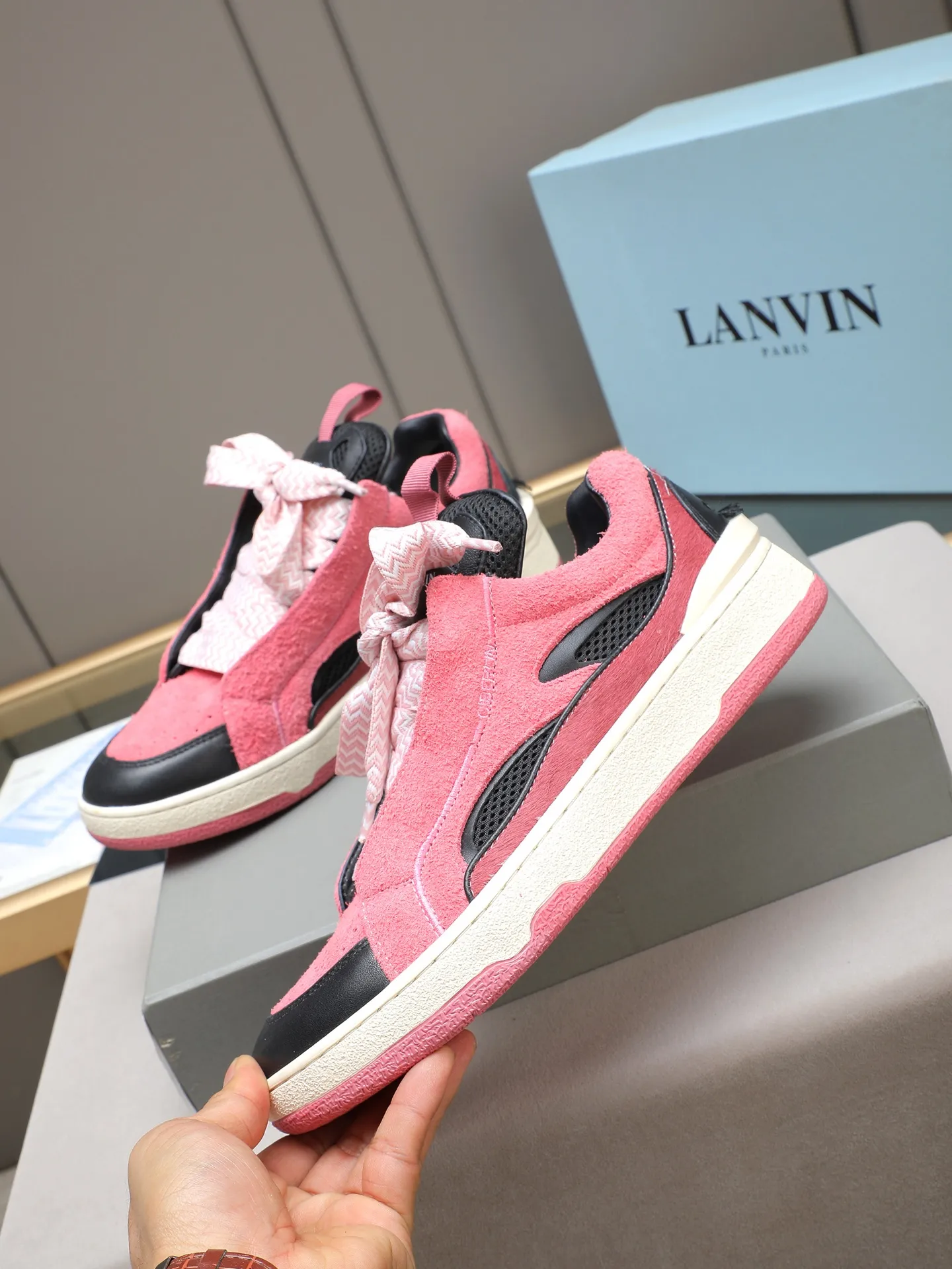 Men's shoes 💰640 [LANVIN] The latest fashionable item! High quality CLAY series‼ ️ The latest trendy products of the season 🌈Many bloggers have planted grass and purchased the original open-mold customization. The upper and outsole are sewn with mark threads without edge sealing. Multiple material splicing combination design. Very versatile for fashionable and casual wear. Comfortable on the feet. Self-recommended. Upper cowhide + cow suede + breathable mesh lining. Foot-padding cowhide. Exclusive original open-mold clear logo rubber outsole ⚠️38-44 (customized for 45)